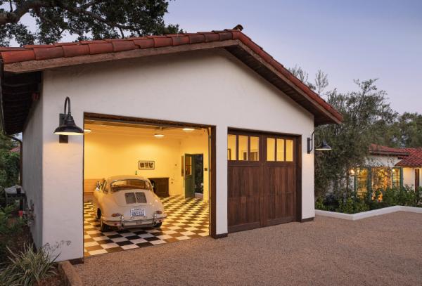 Garasi dengan Lantai Keramik Bergaya Mediterania